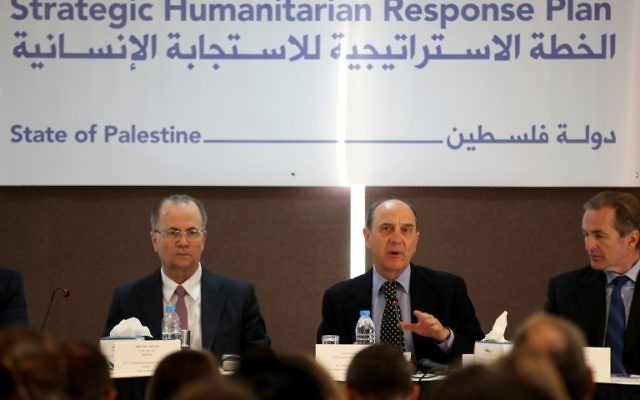 James Rawley, responsable des opérations humanitaires de l'ONU dans les Territoires palestiniens à la conférence de presse le 12 février 2015 à Ramallah (Crédit : Abbas Momani/AFP) James Rawley, responsable des opérations humanitaires de l'ONU dans les Territoires palestiniens à la conférence de presse le 12 février 2015 à Ramallah (Crédit : Abbas Momani/AFP)