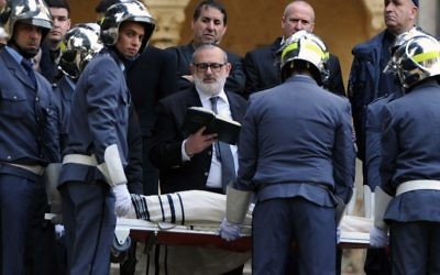 Un rabbin priant lors de l'enterrement de Roger Hanin au cimetière St Eugène à Alger le 13 février 2015 (Crédit : AFP PHOTO / FAROUK BATICHE )