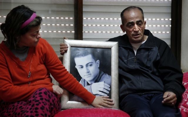 Les parents le 13 février 2015 tenant entre leurs mains le portrait  de Muhammad Said Ismail Musallam qui entre les mains de l'EI (Crédit : AFP PHOTO / THOMAS COEX)