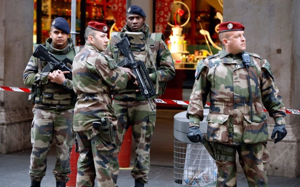 Soldats déployés devant le centre communautaire juif où 3 soldats de Vigipirate ont été attaqués par un homme avec une arme blanche, à Nice, le 3 février 2015. (Crédit : Valéry Hache/AFP)