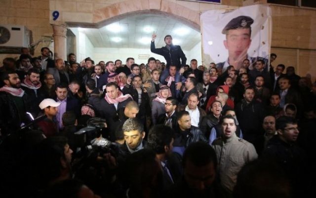La famille et des gens venus soutenir l'entourage du pilote jordanien brûlé vif par l'EI Maoz al-Kasasbeh - 3 février 2015 (Crédit : AFP/STR)