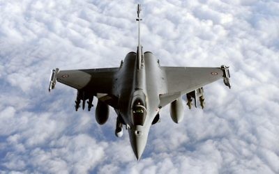 Une photo d'un rafale prise le 30 mars 2011 lors d'une action militaire en Libye (Crédit : GERARD JULIEN / AFP)
