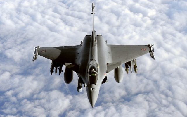 Une photo d'un rafale prise le 30 mars 2011 lors d'une action militaire en Libye (Crédit : GERARD JULIEN / AFP)