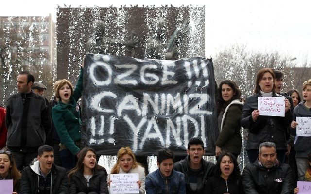Les manifestants tenant une banière sur laquelle ont peut lire "Ozge, nous avons souffert avec toi" lors d'une manifestation le 15 février 2015 à Ankara pour dénoncer le viol et le meurtre de la jeune Ozgecan Aslan (Crédit :  AFP PHOTO / ADEM ALTAN )
