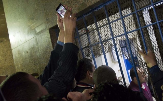 Les familles et les proches endeuillés des personnes décédés lors des heurts le 8 février 2015 attendent à la morgue de Zynhom au Caire l'annonce définitif du bilan des morts (Crédit : HAMADA ELRASAM / AFP) Les familles et les proches endeuillés des personnes décédés lors des heurts le 8 février 2015 attendent à la morgue de Zynhom au Caire l'annonce définitif du bilan des morts (Crédit : HAMADA ELRASAM / AFP)