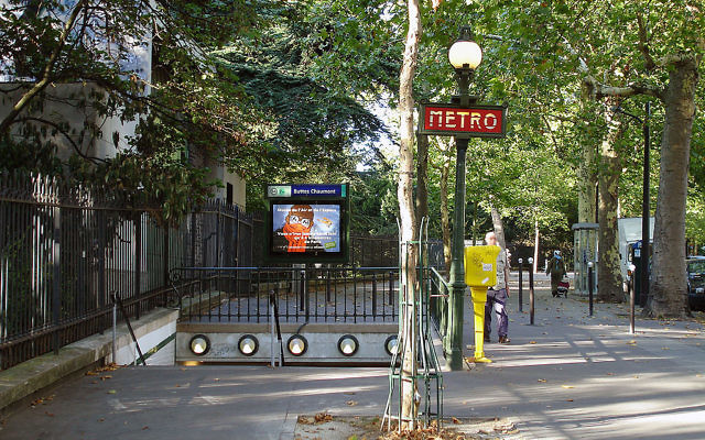 Illustration de la station de métro des Buttes Chaumont (Crédit : Clicsouris/Wikimedia Commons/CC BY SA 3.0) Illustration de la station de métro des Buttes Chaumont (Crédit : Clicsouris/Wikimedia Commons/CC BY SA 3.0)