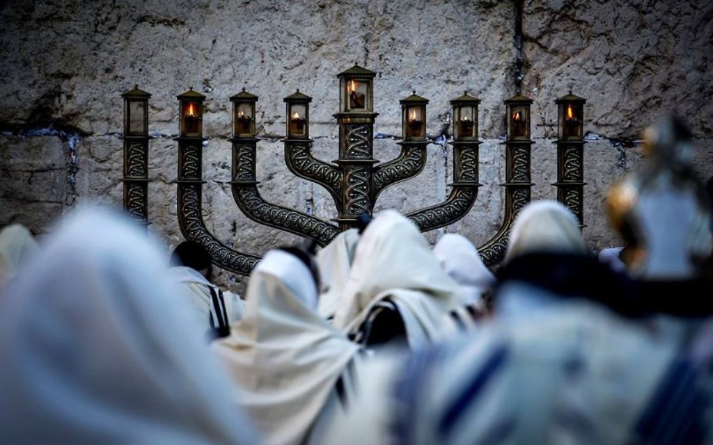 Allumage des bougies de Hannuka au Kotel (Crédit: Hadas Parush / Flash90)