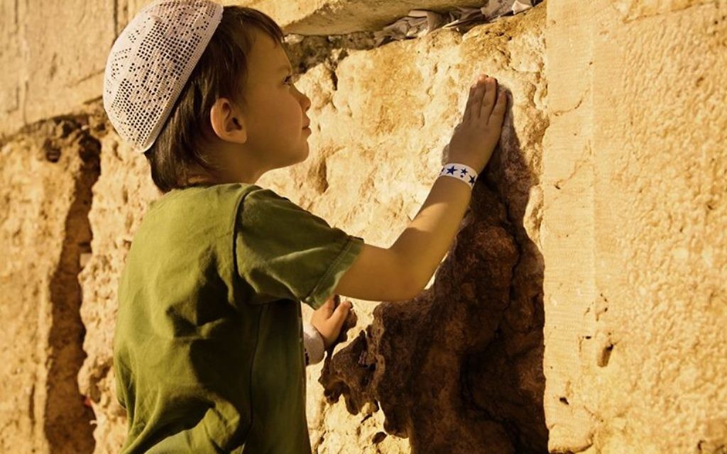 Un enfant juif devant le Mur occidental à Jérusalem (Crédit : israeltourism/Flickr/CC BY-SA 2.0)