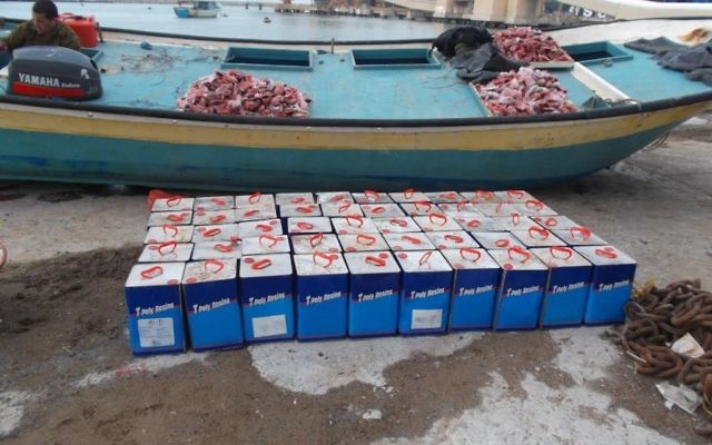 Un cargo rempli du matériel de fabrication d'armes saisi en janvier 2015 (Crédit : autorisation IDF)