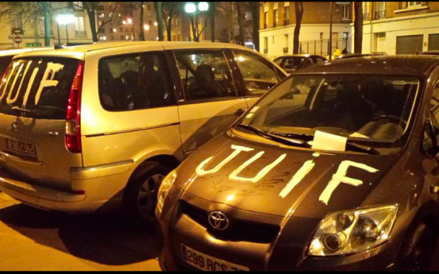 Capture d’écran des voitures taguées avec le mot "juif" dans le 16e arrondissement de Paris à Porte de Saint-Cloud (Crédit : Twitter/Licra)