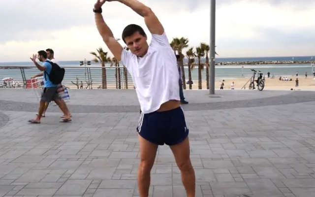 Capture d’écran de la vidéo de l'ambassade de France en Israël pour courir le marathon (Crédit : YouTube)