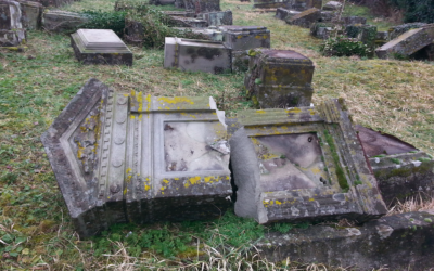 Des tombes profanées au cimetière de Sarre-Union (Crédit : Nathan Kretz/Times of Israel)