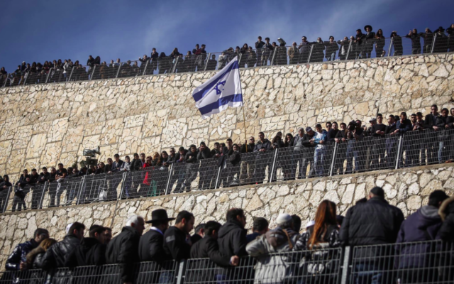 Les Israéliens au cimetière pour enterrer les 4 victimes de la prise d'otages de Vincennes (Crédit : Flash 90) Les Israéliens au cimetière pour enterrer les 4 victimes de la prise d'otages de Vincennes (Crédit : Flash 90)