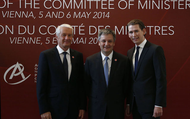 Le secrétaire général du Conseil de l'Europe, thorbjørn jagland, le ministre des Affaires étrangères d'Andorre, Gilbert Saboya, et le ministre des Affaires étrangères autrichiens, Sebastian Kurz le 06 mai 2014 (Crédit : Dragan Tatic/Bundesministerium für Europa, Integration und Äusseres/ Creative Commons Wikimédia) Le secrétaire général du Conseil de l'Europe, thorbjørn jagland, le ministre des Affaires étrangères d'Andorre, Gilbert Saboya, et le ministre des Affaires étrangères autrichiens, Sebastian Kurz le 06 mai 2014 (Crédit : Dragan Tatic/Bundesministerium für Europa, Integration und Äusseres/ Creative Commons Wikimédia)