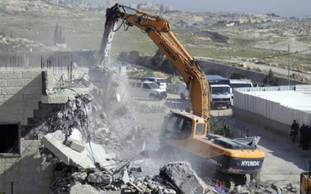 Un bulldozer de la municipalité de Jérusalem en train de détruire un immeuble illégalement construit dans le quartier d'A-tur à Jérusalem-est le 26 mars 2014 (Crédit : Sliman Khader/Flash90) Un bulldozer de la municipalité de Jérusalem en train de détruire un immeuble illégalement construit dans le quartier d'A-tur à Jérusalem-est le 26 mars 2014 (Crédit : Sliman Khader/Flash90)