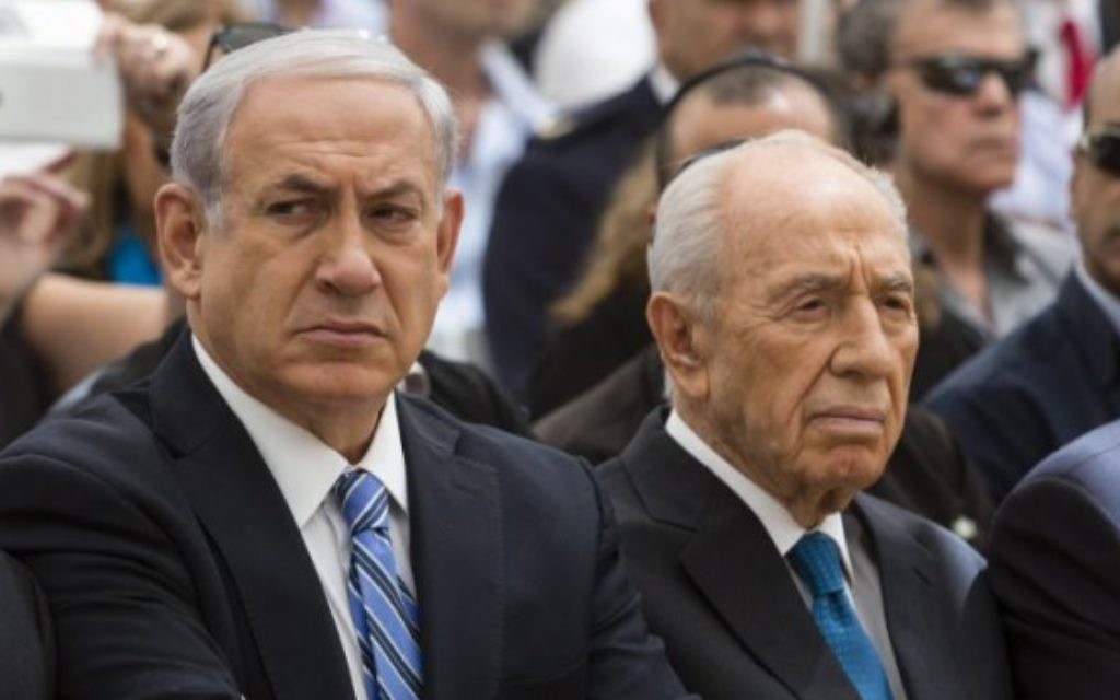 Le Premier ministre Benjamin Netanyahu et Shimon Peres au mont Herlz le 30 avril 2014 (Crédit : David Vaaknini/POOL/Flash 90)
