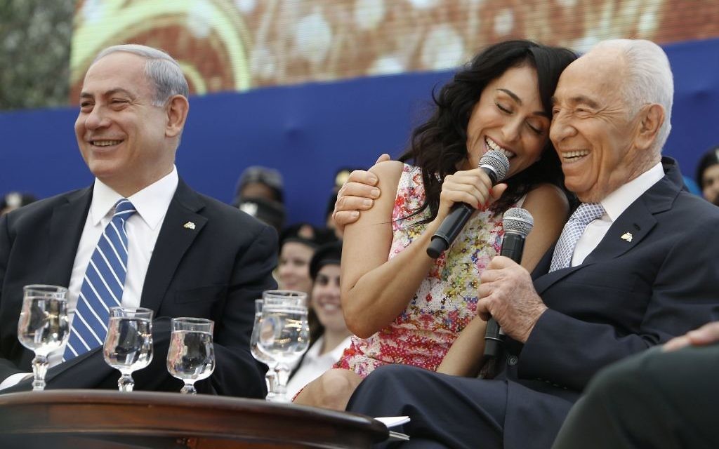La chanteuse Rita, Shimon Peres et Benjamin Netanyahu lors d’une cérémonie de Yom Hatsmaut (Crédit : Miriam Alster/Flash90)