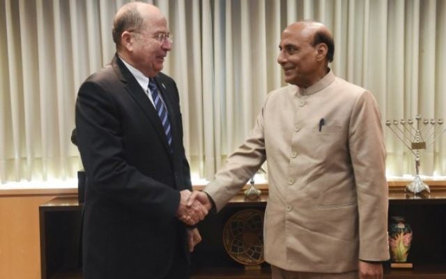 Le ministre de la Défense Moshe Yaalon et le ministre indien de l'Intérieur  Shri Rajnath Singh le 7 novembre 2014 à Tel Aviv (Crédit :  Alon Basson / Ministry of Defense/ FLASH90)