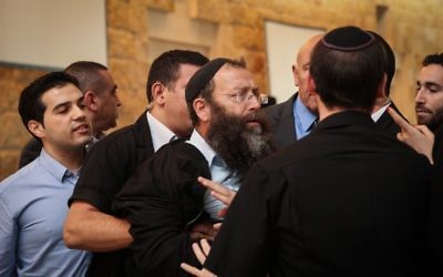Clash entre le militants d'extrême-droite Baruch Marzel et les députées arabes lors de l'audition de la députée Hanin Zoabi le 9 décembre 2014 (Crédit :  Hadas Parush/Flash90)