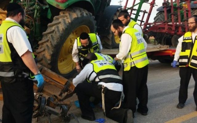 Les secouristes sur les lieux de l'accident à Lehavim - 3 février 2015 (Crédit : Flash 90)