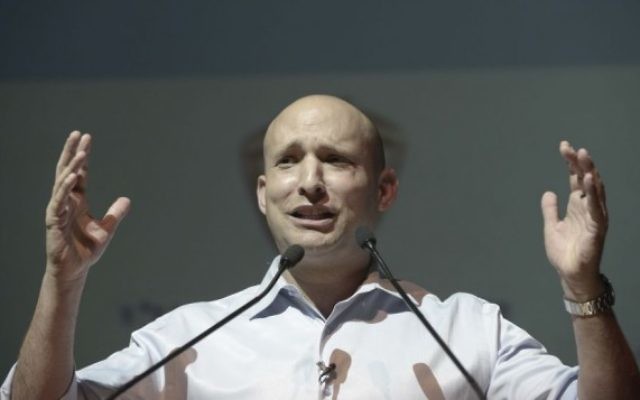 Le ministre de l'Economie et le dirigeant d'HaBayit HaYehudi le 8 février 2015 (Crédit : Tomer Neuberg/Flash90) Le ministre de l'Economie et le dirigeant d'HaBayit HaYehudi le 8 février 2015 (Crédit : Tomer Neuberg/Flash90)