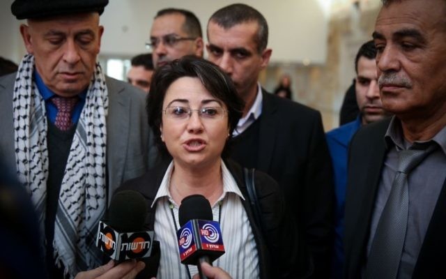 La députée Zoabi s'adressant à la presse lors de l'audition d'appel le 17 février 2015 (Crédit :  Hadas Parush/FLASH90)