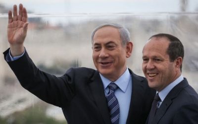 Le Premier ministre Benjamin Netanyahu et le maire de Jérusalem Nir Barkat le 23 février 2015 (Crédit : Hadas Parush/Flash90)