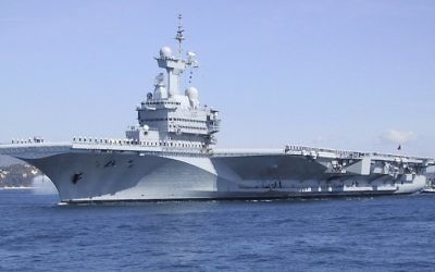 Le porte-avions Charles de Gaulle à Toulon (Crédit : http://www.netmarine.net)