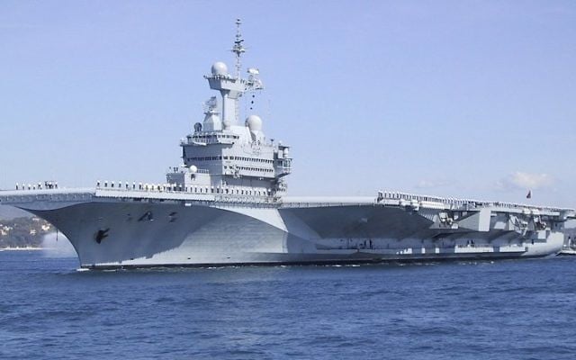 Le porte-avions Charles de Gaulle à Toulon (Crédit : http://www.netmarine.net)