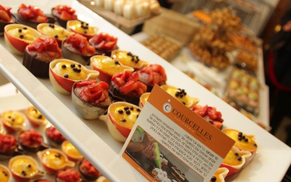 Semaine de la gastronomie française en Israël  l’Ambassadeur de France en Israël, Patrick Maisonnave, est allé rendre visite aux restaurants Mul Yam et Jajo Wine Bar en compagnie de Guillaume Gomez, chef des cuisines du Palais de l'Elysée (Crédit : Marine Crouzet / Ambassade de France en Israël)