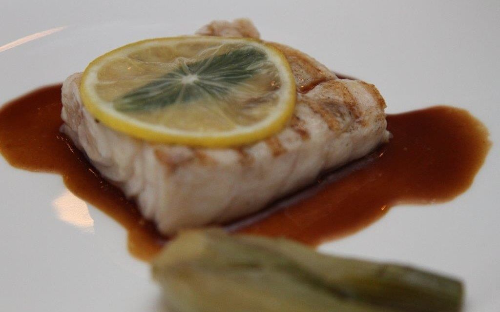 Semaine de la gastronomie française en Israël  l’Ambassadeur de France en Israël, Patrick Maisonnave, est allé rendre visite aux restaurants Mul Yam et Jajo Wine Bar en compagnie de Guillaume Gomez, chef des cuisines du Palais de l'Elysée (Crédit : Marine Crouzet / Ambassade de France en Israël)
