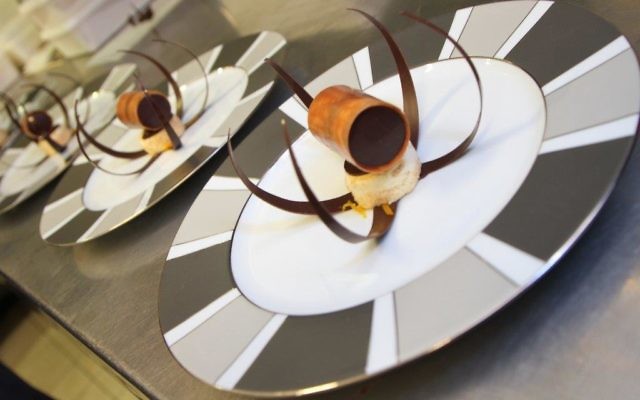 Semaine de la gastronomie française en Israël l’Ambassadeur de France en Israël, Patrick Maisonnave, est allé rendre visite aux restaurants Mul Yam et Jajo Wine Bar en compagnie de Guillaume Gomez, chef des cuisines du Palais de l'Elysée (Crédit : Marine Crouzet / Ambassade de France en Israël) Semaine de la gastronomie française en Israël l’Ambassadeur de France en Israël, Patrick Maisonnave, est allé rendre visite aux restaurants Mul Yam et Jajo Wine Bar en compagnie de Guillaume Gomez, chef des cuisines du Palais de l'Elysée (Crédit : Marine Crouzet / Ambassade de France en Israël)