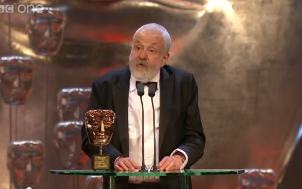 Mike Leigh au BAFTA 2015 recevant le prix pour son œuvre (Crédit : Capture d'écran YouTube/BBC)