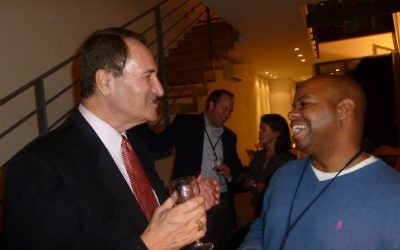 L'ancienne star israélienne de basket et ambassadeur de bonne volonté Tal Brody avec le représentant du Michigan Rudy Hobbs à une réception organisée à la résidence de Yoav Suesskind à Tel-Aviv, le 12 novembre, 2012. (Crédit : autorisation de Project Interchange)