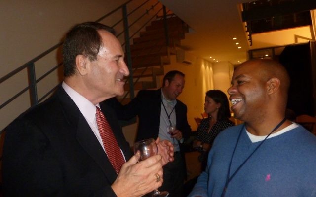 L'ancienne star israélienne de basket et ambassadeur de bonne volonté Tal Brody avec le représentant du Michigan Rudy Hobbs à une réception organisée à la résidence de Yoav Suesskind à Tel-Aviv, le 12 novembre, 2012. (Crédit : autorisation de Project Interchange)