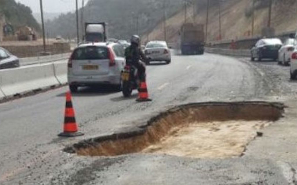 Un nid de poule sur l'autoroute 1 (Crédit : Autorisation)