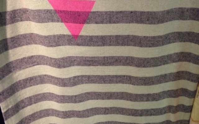 Un vêtement qui rappelle l'uniforme des prisonniers homosexuels des nazis (Crédit : ADL)