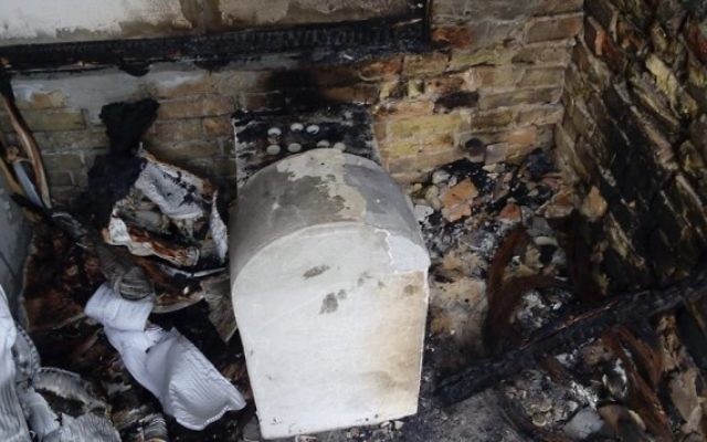 Réalisée le 22 février 2015, cette photo montre la tombe endommagée de la fille du rabbi Nachman de Breslev, récemment restaurée par Oholei Tzadikim. (Photo credit: Oholei Tzadikim)
