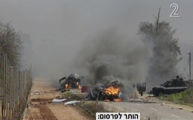 Deux véhicules militaires israéliens brûlés suite à une attaque revendiquée par le Hezbollah le long de la frontière libanaise le 28 janvier 2015. (Capture d'écran : Deuxième chaîne) Deux véhicules militaires israéliens brûlés suite à une attaque revendiquée par le Hezbollah le long de la frontière libanaise le 28 janvier 2015. (Capture d'écran : Deuxième chaîne)