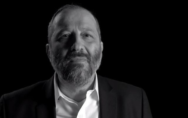 Extrait de la vidéo de campagne du dirigeant du parti Shas, Aryeh Deri (Crédit : Capture d'écran YouTube/Shas Official) Extrait de la vidéo de campagne du dirigeant du parti Shas, Aryeh Deri (Crédit : Capture d'écran YouTube/Shas Official)