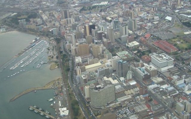 Vue aérienne sur la ville de Durban (Crédit : Wikimedia communs) Vue aérienne sur la ville de Durban (Crédit : Wikimedia communs)