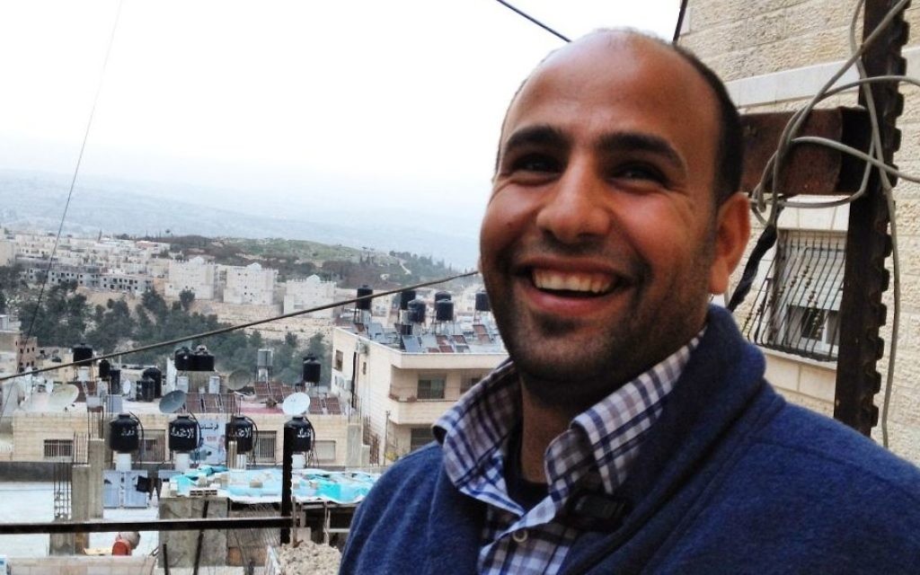 Bahaa Nababteh, président de l'Equipe d'urgence de paix, au camp de réfugiés de Shuafat [Crédit : Elhanan Miller/Times of Israel]