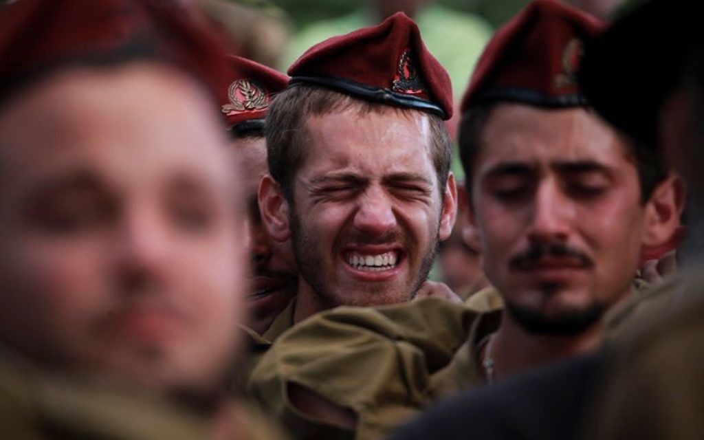 Cérémonie de funérailles du sergent Benaya Rubel, parachutiste de 20 ans tué lors d'affrontements dans la bande de Gaza, au 2e jour de l'invasion terrestre de Tsahal et au 12e jour de l'opération Bordure Protectrice (Crédit : Hadas Parush/Flash90)