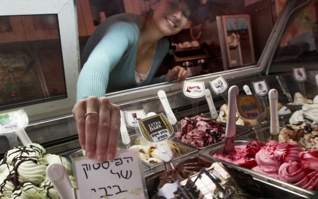 Dans le magasin de glaces Glida Metudela, où Benjamin Netanyahu est fidèle client, une pancarte en son honneur : "Pistache de Bibi" (Crédit : FLASH90)