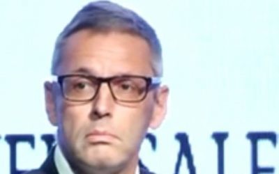Jesper Vahr, ambassadeur du Danemark en Israël et point de contact de l'OTAN dans le pays. (Crédit : capture d'écran YouTube)