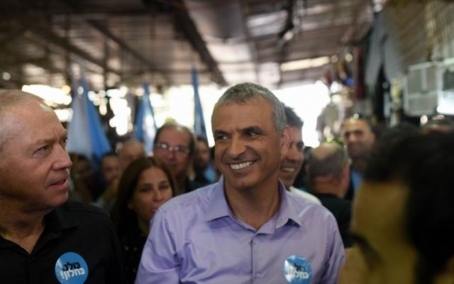 Moshe Kahlon avec des membres de son parti au marché Carmel de Tel-Aviv, le 4 février 2015 (Crédit : Ben Kelmer/FLASH90)