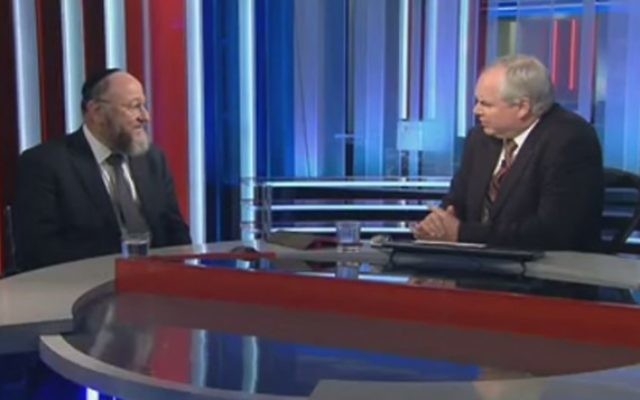 Le Grand Rabbin Ephraïm Mirvis (g) dans une interview avec Sky News le 27 Janvier, 2015. (capture d'écran: YouTube / Sky News) Le Grand Rabbin Ephraïm Mirvis (g) dans une interview avec Sky News le 27 Janvier, 2015. (capture d'écran: YouTube / Sky News)