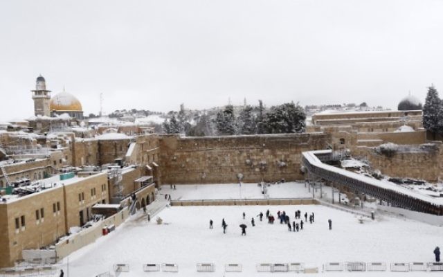 Une vue du mur Occidental dans la Vieille Ville de Jérusalem couvert par la neige, le 20 fevrier 2015. (Crédit photo : Yonatan Sindel/Flash90) Une vue du mur Occidental dans la Vieille Ville de Jérusalem couvert par la neige, le 20 fevrier 2015. (Crédit photo : Yonatan Sindel/Flash90)