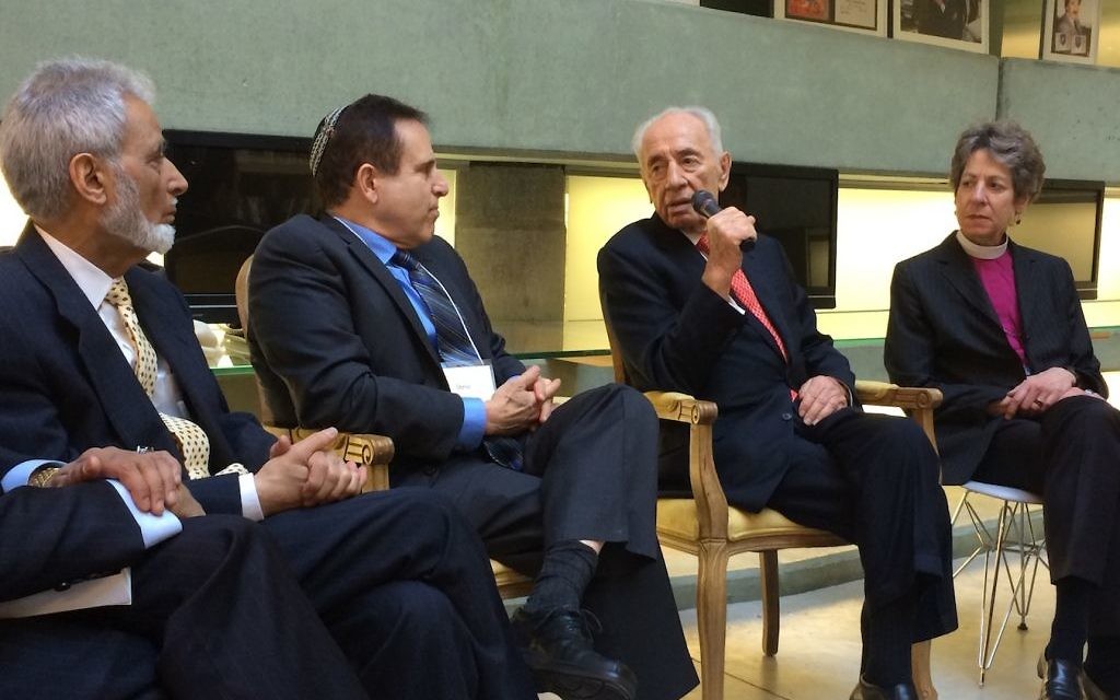 L'ancien président israélien Shimon Peres (avec le microphone) en réunion à Tel Aviv avec (de gauche à droite) Sayyid Syeed, de la Société islamique d'Amérique du Nord; Rabbi Steve Gutow, du Conseil juif pour les affaires publiques; et Katharine Jefferts Schori, présidente de l'Eglise épiscopale des Etats-Unis, le 20 Janvier, 2015. (Crédit photo: JCPA / via JTA) L'ancien président israélien Shimon Peres (avec le microphone) en réunion à Tel Aviv avec (de gauche à droite) Sayyid Syeed, de la Société islamique d'Amérique du Nord; Rabbi Steve Gutow, du Conseil juif pour les affaires publiques; et Katharine Jefferts Schori, présidente de l'Eglise épiscopale des Etats-Unis, le 20 Janvier, 2015. (Crédit photo: JCPA / via JTA)