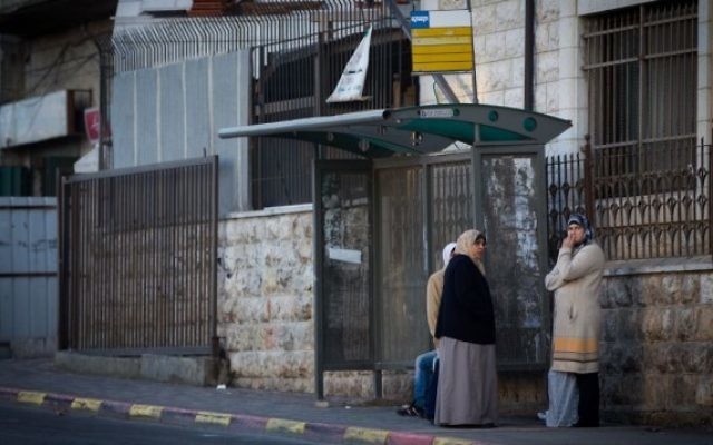Des femmes arabes attendent à un arrêt de bus dans le quartier de Shuafat à Jerusalem-Est, le 16 décembre, 2014 (credit photo : Miriam Alster/FLASH90) Des femmes arabes attendent à un arrêt de bus dans le quartier de Shuafat à Jerusalem-Est, le 16 décembre, 2014 (credit photo : Miriam Alster/FLASH90)